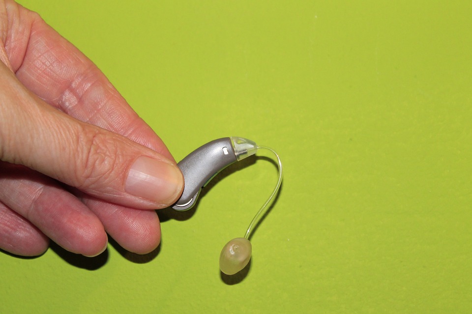 Høreapparat kan være en stor hjælp til den trængende